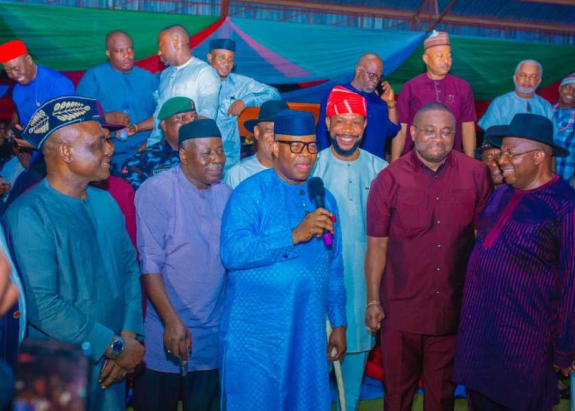 Senator Godswill AKPABIO (middle) recieving YPP stalwarts in Akwa Ibom State who decamped to APC.