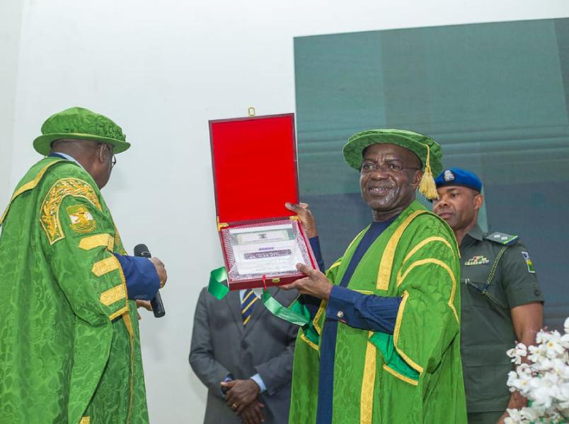 Vice Chancelor of UNN, Prof Charles Arizechukwu Igwe (left), presenting a plaque to Gov Otti after the Governor delivered his lecture.