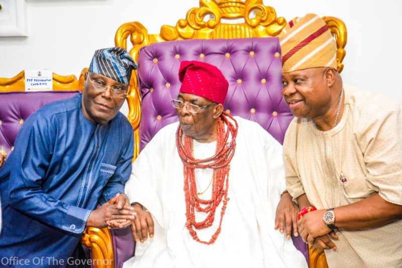 *  L-R: Atiku Abubakar, Oba Adekunle Aromolaran (The Owa Obokun of Ijeshaland) and governor Ademola Adeleke, during Atiku's courtesy call on the palace on the monarch.
