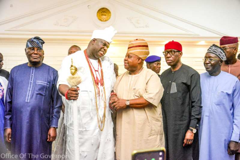 *  Atiku, Ooni and governor Adeleke in a chat 