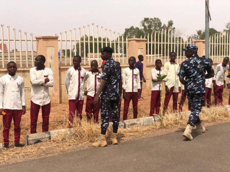 School Children and Police Officer in Katsina State who lined up on the road on Monday to receive former President Buhari on return to Daura at the end of his tenure as President of Nigeria.