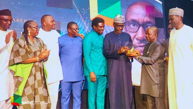 GCEO NNPC Ltd., Mr. Mele Kyari (3rd from right) displays the 2023 The Whistler Newspaper Transparency & Innovation Award shortly after receiving it from the Executive Governor of Abia State, Dr. Alex Otti (second from right). Applauding the moment were from left: MD NNPC Enserve Ltd, Sophia Mbakwe; Publisher/CEO The Whistler, Chief James Ume; NNPC Chief Upstream Investment Officer, Mr. Bala Wunti, President-General, Trade Union Congress (TUC), Festus Osifo and MD, NNPC Trading Ltd, Mr. Lawal Sade, during the Newspapers Annual Awards Night held in Abuja, on Saturday.