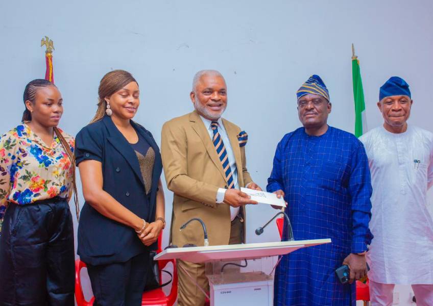 *  Hon Eseme Eyibo, Special Adviser on Media and Publicity to the Senate President (middle) presenting a gift to the Chairman of Senate Press Corp, Mr Itodo.