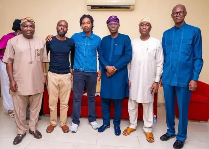 L-R: Mr Gbenga Omotosho (Lagos State Commissioner for Information and Strategy); Mr Abraham Onwenu-Ogundenle and Tijani Onwenu-Ogundelene (Onyeka's two sons); Mr Babajide Sanwolu (Governor, Lagos State); Mr Obafemi Amzat (Deputy Governor, Lagos State) and an official of government.