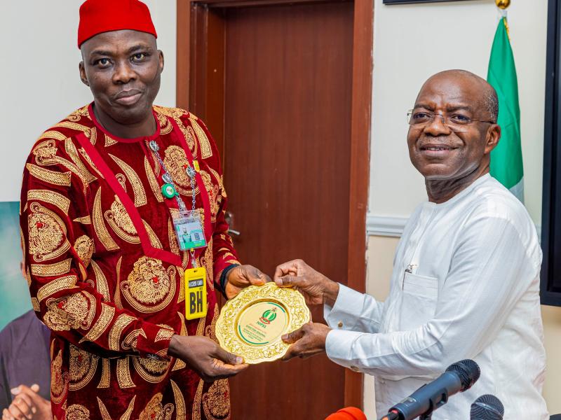 Brigadier General Jimoh presenting a souvenir to Governor Otti during the visit.