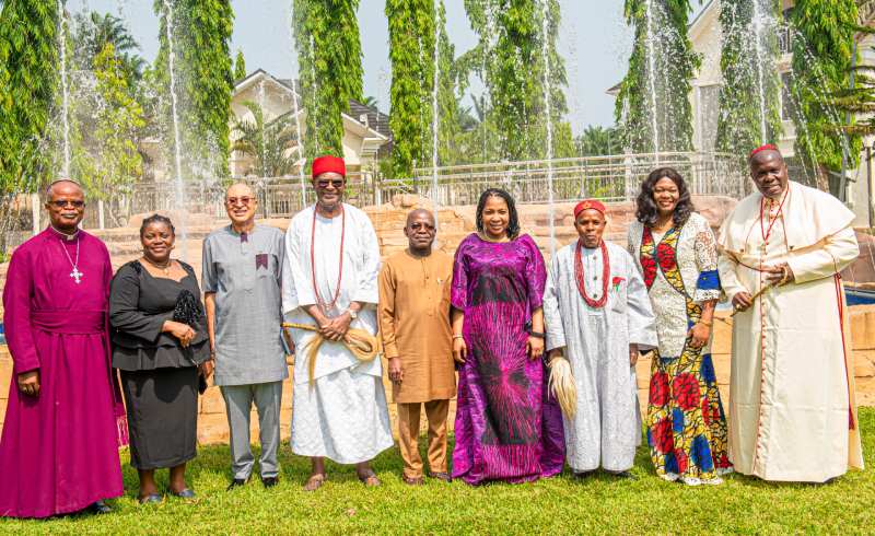 Governor Otti and his wife, Mrs. Priscilla Otti, standing middle and flanked on the left by the Anglican Archbishop of Owerri Province, Apostle David Onuoha; a member of Nzuko Umunna, Dr. Uju Agomoh; Professor Pat Utomi and the Obi of Onitsha, Igwe Nnaemeka Achebe. Standing, from extreme right, the Methodist Archbishop of Umuahia Archdiocese, Most Rev. Chibuzo Opoko; Mrs. Pauline Iyke- Ogbo, and the Chairman, South East Traditional Rulers Council, Igwe Lawrence Agubuzu.